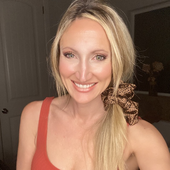 Meet your Posher, Amanda - Picture 1 of 15